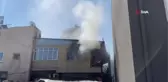 2 katlı bir binanın üst katında çıkan yangın paniğe neden oldu