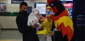 METRO GİRİŞİNDE HOROZ KOSTÜMLÜ 'SU İÇİN' ÇAĞRISI