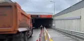 Alt geçitte beton bariyere çarpan otomobildeki 2 kişi yaralandı