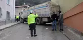 Tokat'ta geri geri kayan kamyon apartmana daldı