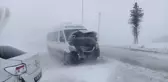 Erzurum'da zincirleme trafik kazası 5 araç birbirine girdi, onlarca araç yolda kaldı