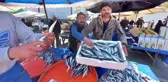 Balıkçıların müşteri kapma yarışı renkli görüntülere sahne oluyor