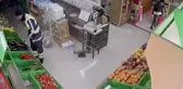 Belediye işçisinden alkışlanacak hareket... Çamurlu ayakkabılarını çıkarttı, markette çorabıyla girdi