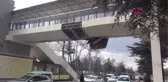 TREYLERDEKİ İŞ MAKİNESİ ÜST GEÇİDE ÇARPTI