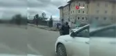 Yolun karşısına geçmeye çalışan yaşlı kadına polis yardımcı oldu