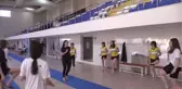 Raftinge yeni başlayan sporcular nehirde değil havuzda kürek çekiyor
