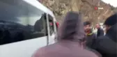 Köy minibüsünün üzerine kayalar düştü: 2 yaralı