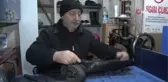 Sahnelerde solist, dükkanında ayakkabı tamircisi