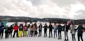 Kayak merkezinde halaylı kayak keyfi