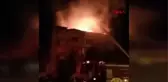 Son dakika haber! ALEV ALAN 3 KATLI APARTMANIN ÇATISINI İTFAİYE SÖNDÜRDÜ