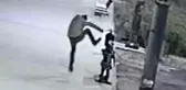 Çocuk heykellerinin başını tekmeyle kırıp denize attı... Saldırı anları kamerada