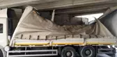 Küçükçekmece'de tır köprüye sıkıştı