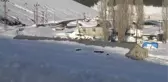 Üzerine çatıdan kar kütlesi düşen otomobilin sürücüsü yaralandı