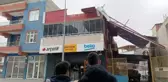 LODOSTA İŞ YERİNİN ÇATISI UÇTU; MÜŞTERİ SANİYELERLE KURTULDU