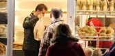 Edirne'de iftara dakikalar kala vatandaşlar ramazan pidesi almak için fırınlara koştu