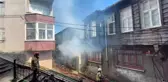 Fatih'te metruk binadaki yangın ahşap binaya sıçradı