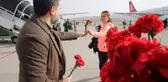 Kapadokya'ya direkt uçuşla gelen Moldovalı turistler çiçeklerle karşılandı