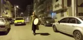 Kızılcahamam'da tiyatro oyuncusu davulcu vatandaşları manilerle sahura kaldırıyor