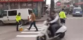 Son dakika haberi! Trafik polisleri yaya çizgilerini kendi eliyle boyadı