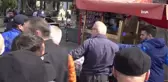Zabıtanın seyyar satıcıya yaptığı uyarı yanlış anlaşılınca gerginlik çıktı