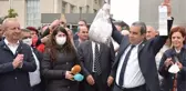 CHP Bursa İl Başkanlığı, elektriklerinin kesilmesinin ardından fatura borcunu 5 TL'lik banknotlarla ödedi