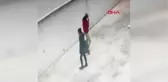 El ele tutuşup girdikleri binadan hırsızlık yaptılar
