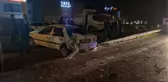 TIR, KIRMIZI IŞIKTA BEKLEYEN 2 OTOMOBİLE ÇARPTI; 3 YARALI