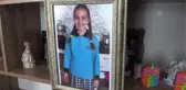 Mahra'nın ailesi kızlarının oyuncaklarına sarılarak acısını dindirmeye çalışıyor