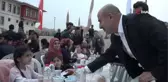 Mardin Valisi Demirtaş, iftarda vatandaşlarla bir araya geldi