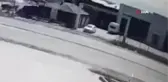 Son dakika haberi... El freni çekilmeyen araç hareket etti... Facianın eşiğinden dönülen anlar kamerada