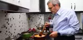 Öğrenci evinde mutfağa giren AK Partili Mahir Ünal: Menemenin içine sucuk katmışlar, az önce şikayet etmiyorlar mıydı?