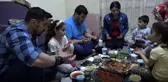 Yetim, öksüz ve kimsesizlerin iftar sofralarına misafir oluyorlar