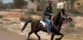 Yakıt fiyatları bahanesi oldu, alışverişlerini atıyla yapıyor