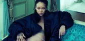 Karnı burnunda Rihanna, iç çamaşırsız pozlar verdi
