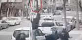 Polis, direkten Türk bayrağını alan gencin peşine düştü! Yıkayıp astığını görünce aynısından hediye ettiler