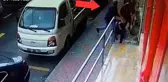 Arkasından sinsice yaklaşan husumetlisine gafil avlandı! Talihsiz adama bıçaklı saldırı anbean kamerada