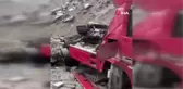Artvin'de yamaçtan kopan dev kaya kamyonu hurdaya çevirdi