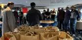Hollanda'da Müslümanlardan gemide yaşayan mültecilere iftar