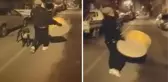 Ramazan davulcusu, elinde tokmak davul çalarken sırtından vuruldu