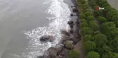 Hırçın Karadeniz 150 metre kumsalı yuttu, evler tehdit altında