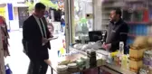 İmam ve muhtar, dar gelirli ailelerin bakkal borcunu ödedi