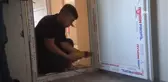 Kızılay ekibi, ihtiyaç sahibi ailenin evini onarmak için kolları sıvadı
