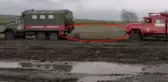 Mariupol'ün tahliyesi zorlu şartlarda devam ediyor! Çamura saplanan otobüsler halat yardımıyla çekildi