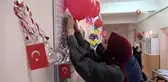 Çocuklar için hastane koridorunu süsleyip oyuncak dağıttılar