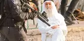 İsrail polisinin karşısında sakince oturan Filistinli, gündem olan fotoğrafın hikayesini anlattı