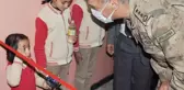 MİNİK ÖYKÜ, JANDARMA KOMUTANINI ASKER SELAMIYLA KARŞILADI