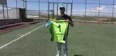 Tümör nedeniyle futbolu bıraktı: Muslera imzalı formasını kanser hastaları için satışa çıkarttı
