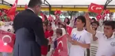 Çocuklarla oyuncak boyayan Vali Yılmaz, renkli görüntüler oluşturdu