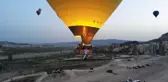 Kapadokya'da balonlar Türk bayrakları ve Atatürk posteri ile uçtu