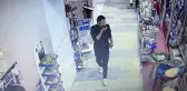 Yanında getirdiği çöp poşetiyle dizüstü bilgisayar çaldı